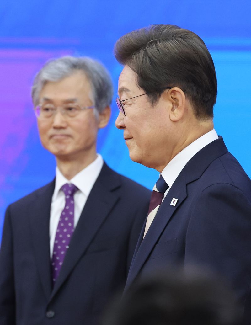 이재명 대통령이 6월 4일 오전 서울 여의도 국회 로텐더 홀에서 취임선서식을 마친 뒤 조희대 대법원장 등과 인사를 한 뒤 이동하고 있다. 사진=박범준 기자