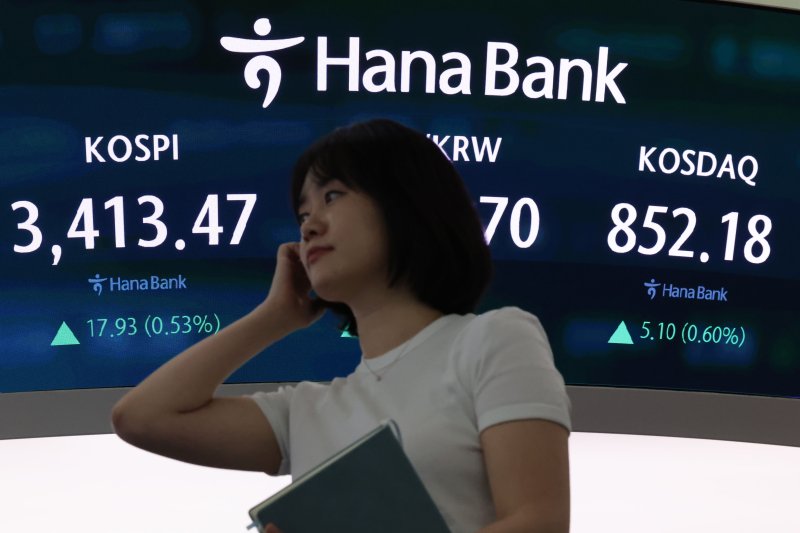 15일 오전 서울 중구 하나은행 딜링룸에서 딜러들이 업무를 보고 있다. 뉴시스 제공