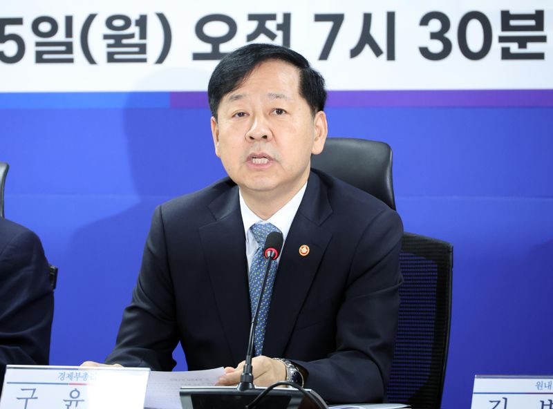 구윤철 부총리 겸 기획재정부 장관이 15일 서울 여의도 국회에서 열린 '추석 민생안정대책 당정협의'에서 주식양도세 부과 대상 대주주 기준 등 대책을 밝히고 있다. 사진=박범준 기자