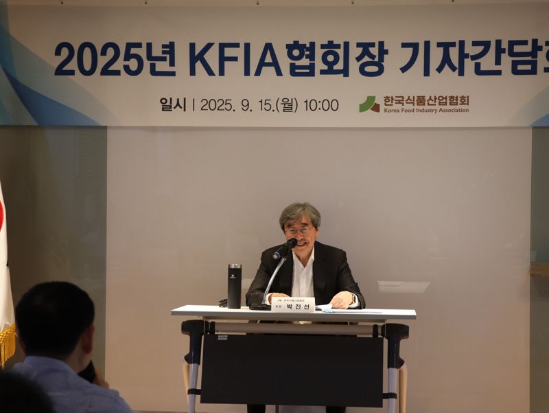 박진선 한국식품산업협회장(<span id='_stock_code_248170' data-stockcode='248170'>샘표식품</span> 대표)가 15일 취임 첫 기자간담회에서 기자들의 질문에 답하고 있다. 한국식품산업협회 제공 