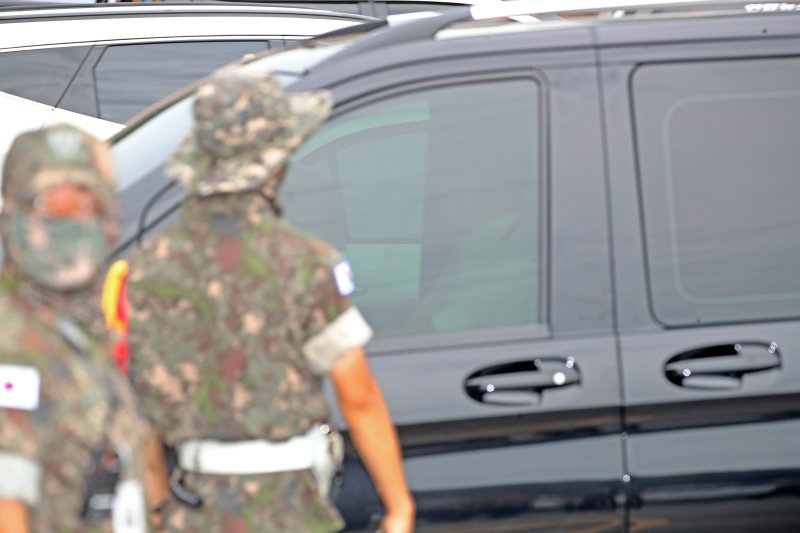 이재용 삼성전자 회장의 장남 이지호 씨가 탑승한 것으로 추정되는 차량이 15일 제139기 해군 학사관후보생 입영식이 열리는 경남 창원 진해구 해군사관학교로 들어서고 있다. 뉴스1