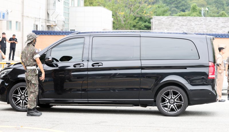 이재용 삼성전자 회장의 장남 이지호 씨가 탑승한 것으로 추정되는 미니밴이 15일 오후 경남 창원시 진해구 진해기지사령부 제3 정문으로 향하고 있다. 이 씨는 외국 시민권을 포기하고 이날 139기 해군 학사사관 후보생으로 입영했다. 연합뉴스