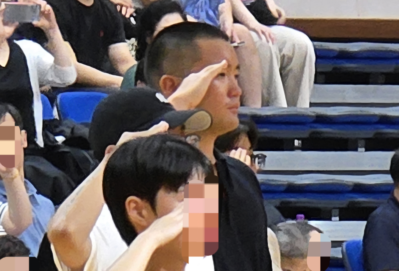 이재용 삼성전자 회장의 장남 이지호씨(세번째)가 15일 경남 창원시 진해구 해군사관학교에서 열린 해군 학사장교 사관후보생 입영식에 참석해 거수 경례를 하고 있다. 삼성 제공