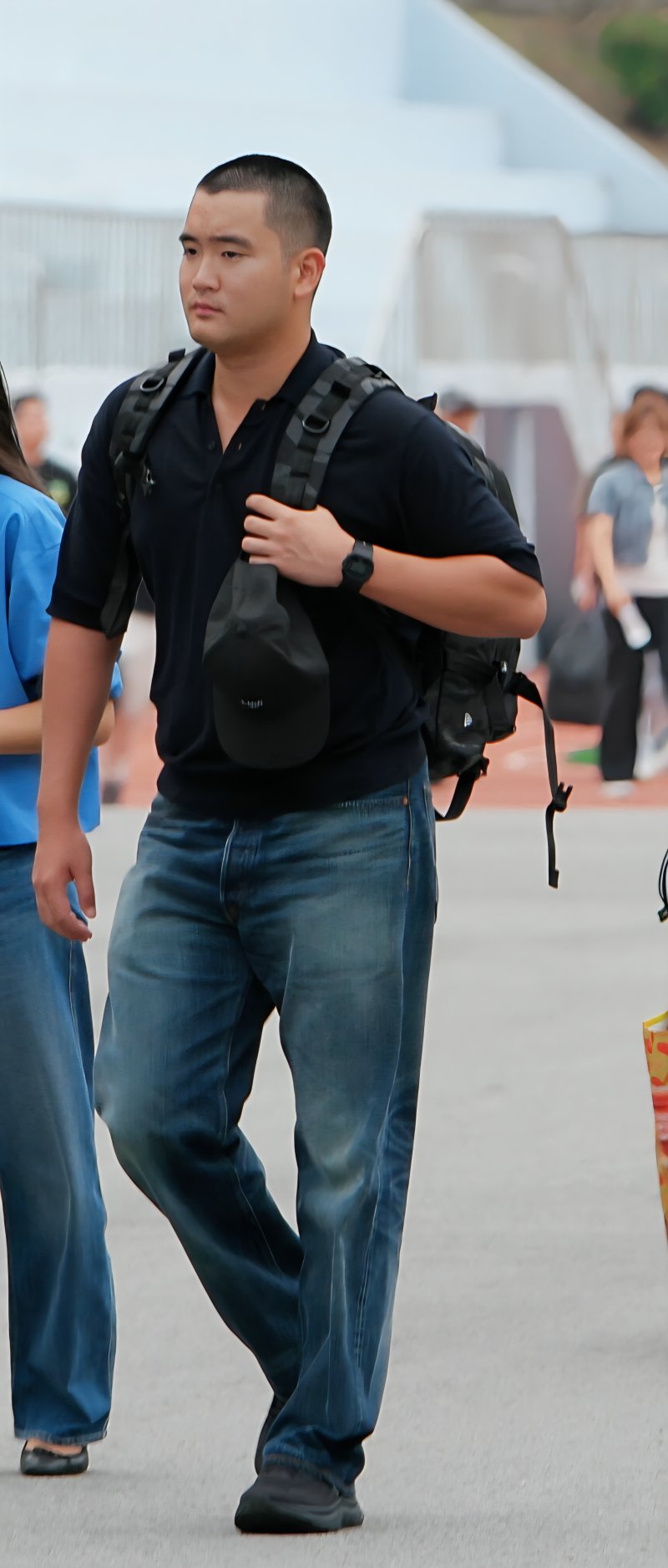 이재용 삼성전자 회장의 장남 지호씨가 15일 경남 창원시 진해구 해군사관학교에서 열린 해군 학사장교 사관후보생 입영식 행사장으로 들어가고 있다. 삼성 제공