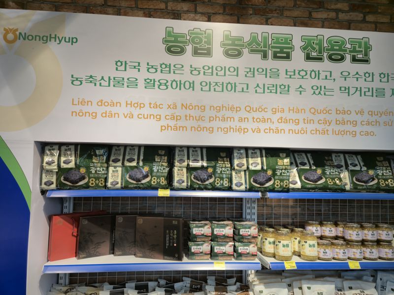 베트남 하노이 마트 내 설치된 농협 농식품 전용관에 진열된 농협홍삼 제품의 모습. 농협중앙회 베트남사무소 제공