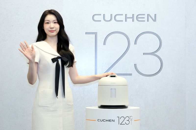 쿠첸 123 밥솥과 광고 모델 김연아. 쿠첸 제공