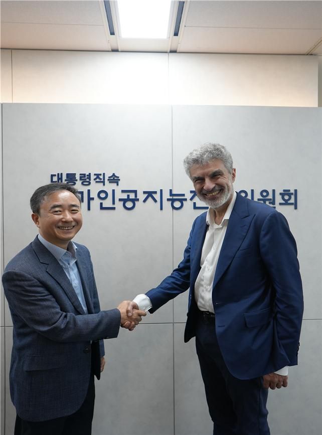 임문영 국가AI전략위원회 부위원장(왼쪽)이 16일 서울 중구 서울스퀘어 국가AI전략위원회자문단 사무실에서 요수아 벤지오 캐나다 몬트리올대 교수와 면담했다. 국가AI전략위원회 제공