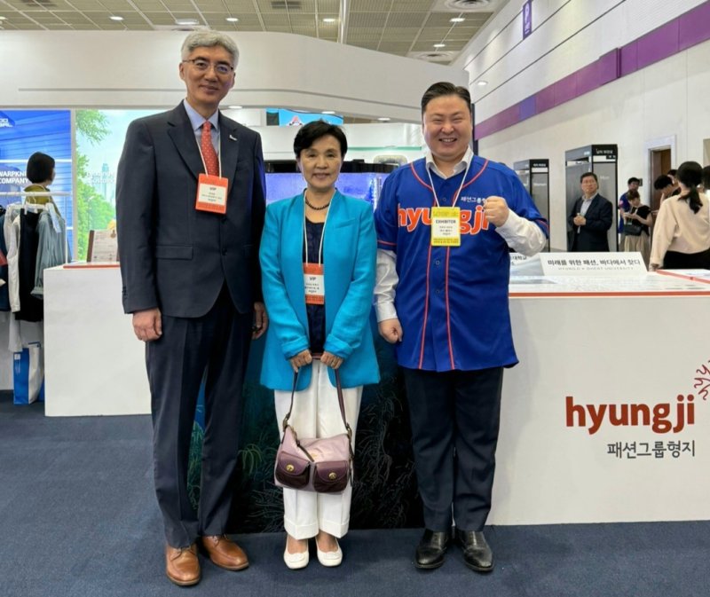 지난달 20일 &#39;프리뷰 인 서울 2025(PIS 2025)&#39; 형지관 친환경존의 해양 자원을 활용한 친환경 소재 개발을 구현한 장비 앞에서 (왼쪽부터)한태준 겐트대학교 글로벌캠퍼스 총장, 강금실 전 법무부장관, 최준호 <span id='_stock_code_093240' data-stockcode='093240'>형지엘리트</span> 형지글로벌 대표이사가 기념 사진을 촬영하고 있다. 형지엘리트·형지글로벌 제공