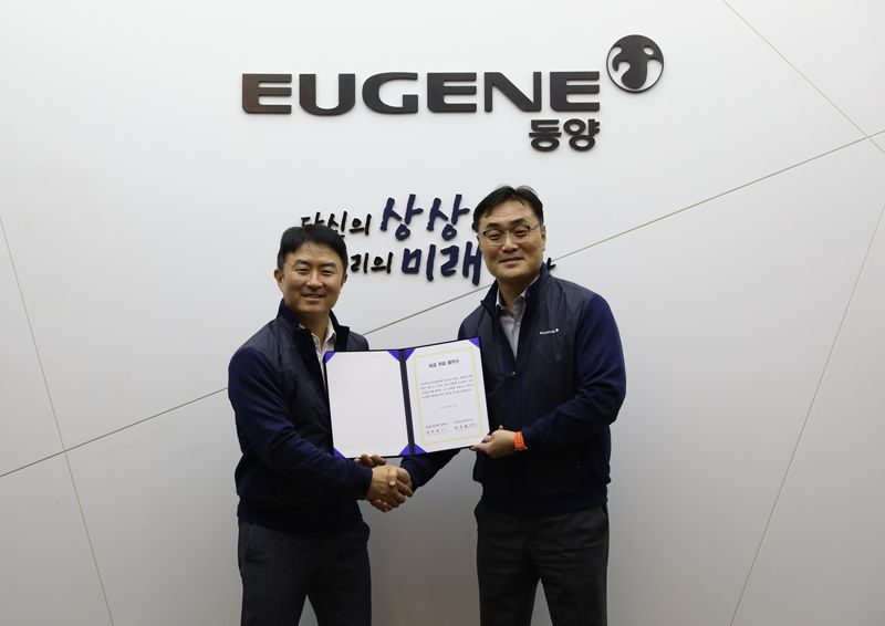 박주형 <span id='_stock_code_001520' data-stockcode='001520'>동양</span> 대표(왼쪽)가 지난 16일 서울 여의도 본사에서 열린 임금협약 위임식에서 김의돈 노조위원장과 악수를 하고 있다. 유진그룹 제공