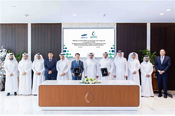 카타르 듀칸 태양광 발전 서명 행사에서 오세철 삼성물산 대표이사 사장(가운데 왼쪽), 사드 알 카비 카타르 에너지 CEO(가운데 오른쪽) 등 관계자들이 기념촬영을 하고 있다. 삼성물산 건설부문 제공