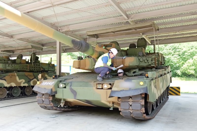 <span id='_stock_code_064350' data-stockcode='064350'>현대로템</span> 관계자가 최근 전라남도 장성군 육군 기계화학교를 방문해 K2전차 장비 점검을 진행하고 있다. 현대로템 제공