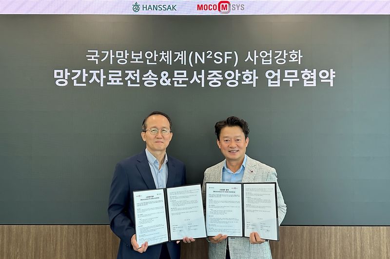 이주도 <span id='_stock_code_430690' data-stockcode='430690'>한싹</span> 대표(오른쪽)와 김인수 모코엠시스 대표가 업무협약식 체결 후 기념 촬영하는 모습. 한싹 제공