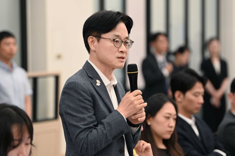  김정관 산업부장관이 지난 16일 세종 한 음식점에서 열린 기자간담회에서 한미 관세협상에 대해 설명하고 있다. 산업통상자원부 제공