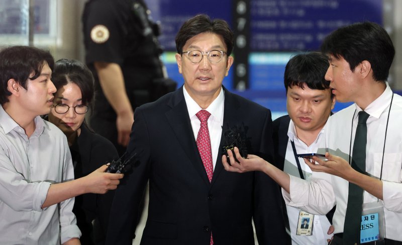 권성동 국민의힘 의원이 16일 오후 서울 서초구 중앙지방법원에서 &#39;통일교 불법 정치자금 수수&#39; 의혹(정치자금법 위반 혐의) 관련 구속 전 피의자 심문(영장실질심사)를 마치고 나오고 있다. 사진&#x3D;뉴스1