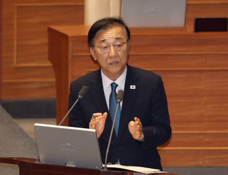 김윤덕 국토교통부 장관이 17일 오후 서울 여의도 국회 본회의에서 이언주 더불어민주당 의원의 대정부 질문에 답변하고 있다. 뉴시스