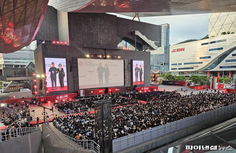 17일 오후 6시 해운대 영화의전당 야외극장에서 열린 ‘제30회 부산국제영화제 개막식’ 현장. 배우와 감독 등 영화제에 참여한 영화인들이 레드카펫 퍼포먼스를 하고 있다. 사진&#x3D;변옥환 기자