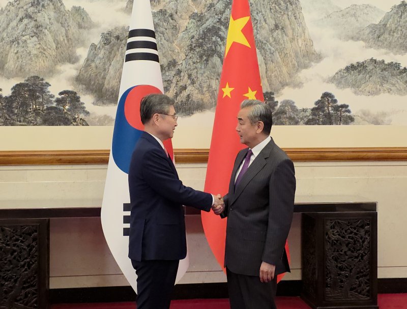 17일 오후 중국 베이징 댜오위타이국빈관에서 조현 외교부 장관(왼쪽)과 왕이 중국 외교부장이 만나 악수를 하고 있다. 베이징특파원 공동취재&#x2F;연합뉴스