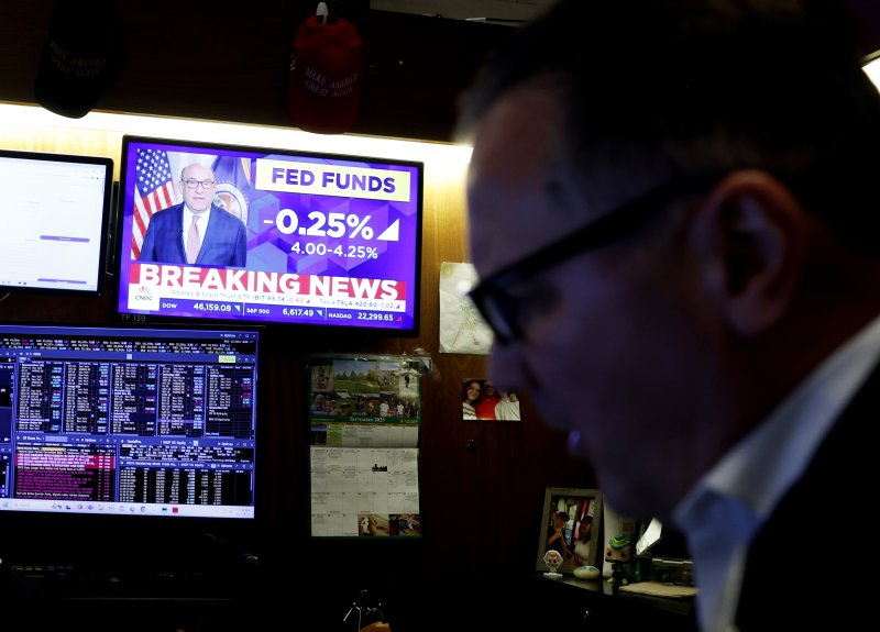 미국 뉴욕 뉴욕증권거래소(NYSE) TV 모니터에 17일(현지시간) 미 연방준비제도(연준)의 연방공개시장위원회(FOMC) 회의 결과가 방송되고 있다. UPI 연합