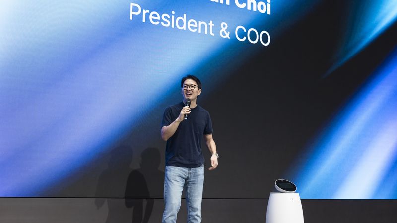 최성환 SK네트웍스 사업총괄 사장이 지난 17일 서울시 광진구 워커힐 호텔에서 열린 ‘SK네트웍스 AI WAVE 2025’에서 기조 연설을 하고 있다. SK네트웍스 제공