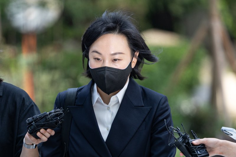 김건희 여사의 '문고리 3인방 중 한 명으로 지목된 유경옥 전 행정관이 지난 7월 25일 오전 서울 종로구에 마련된 김건희 특검팀(특별검사 민중기) 사무실로 조사를 받기 위해 출석하고 있다. 사진=뉴스1