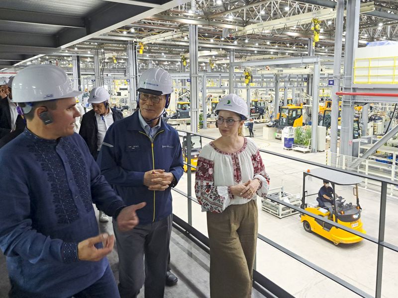 코스티안틴코발추크 우크라이나 영토개발부 차관(앞줄 왼쪽부터), 최철곤 <span id='_stock_code_267250' data-stockcode='267250'>HD현대</span>건설기계 사장, 마리나 데니시우크 우크라이나 영토개발부 차관이 18일 울산 <span id='_stock_code_267270' data-stockcode='267270'>HD현대건설기계</span> 울산캠퍼스 제조 시설을 둘러보고 있다. HD현대 제공