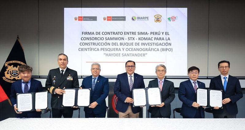 삼원중공업 김규선 부사장, LUIS SILVA SIMA PERU 대표, Walter Enrique Astudillo Chávez 국방장관, Sergio González Guerrero 생산부 장관, 최종욱 대한민국 페루 대사, 한국해사기술 강영근 부사장, <span id='_stock_code_011810' data-stockcode='011810'>STX</span> 김성남 상무(왼쪽부터) STX 제공