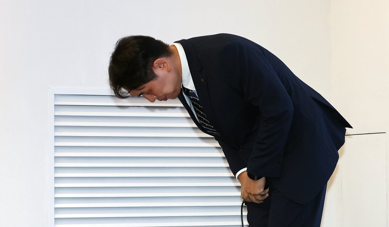 구재형 <span id='_stock_code_030200' data-stockcode='030200'>KT</span> 네트워크부문 네트워크기술본부장이 18일 오후 서울 종로구 KT광화문빌딩에서 열린 KT 소액결제 피해 관련 대응 현황 발표 기자회견에서 허리 숙여 사과하고 있다. 사진=뉴스1화상