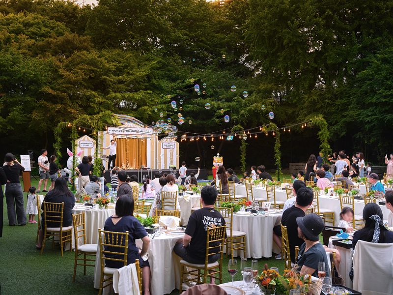 지난해 추석 서울신라호텔 영빈관에서 마술쇼가 진행되고 있다. <span id='_stock_code_008770' data-stockcode='008770'>호텔신라</span> 제공