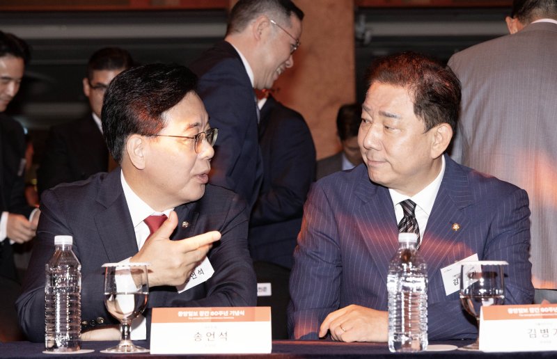 김병기 더불어민주당 원내대표와 송언석(왼쪽) 국민의힘 원내대표가 17일 서울 중구 롯데호텔에서 열린 중앙일보 창간60주년 기념식에서 대화하고 있다. 뉴시스