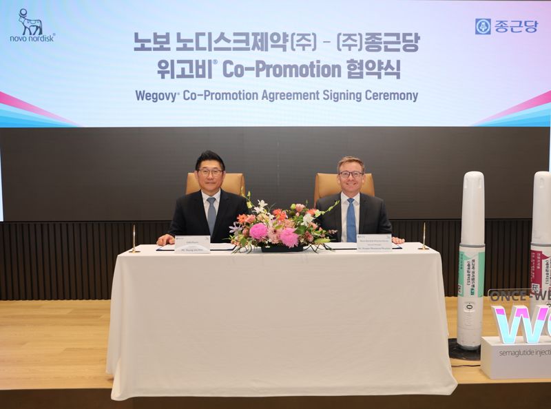김영주 종근당 대표(왼쪽)가 18일 서울 충정로 종근당 본사에서 캐스퍼 로세유 포울센 한국노보노디스크제약 대표와 위고비 공동 판매를 위한 계약을 체결하고 기념 촬영을 하고 있다. 종근당 제공