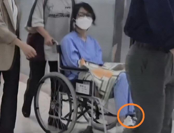 윤석열 전 대통령 부인 김건희 여사가 구속된 뒤 모습이 처음으로 포착됐다. 발목에는 전자발찌가 채워진 모습. (사진&#x3D;MBN 캡처)