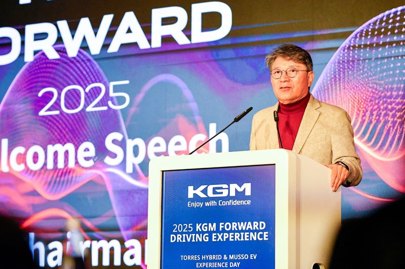 곽재선 KGM 회장이 지난 17일과 18일(현지시간) 독일에서 진행된 무쏘 EV와 토레스 하이브리드 론칭 및 시승행사에서 인사말을 하는 모습. <span id='_stock_code_003620' data-stockcode='003620'>KG모빌리티</span> 제공