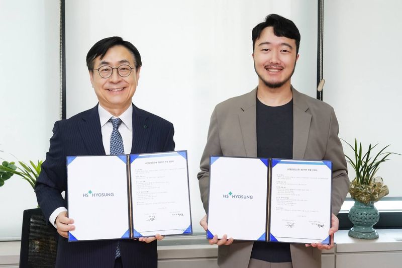 임진달 HS <span id='_stock_code_298050' data-stockcode='298050'>효성첨단소재</span> 대표이사(왼쪽)와 박찬종 선수가 지난 18일 HS효성 마포본사에서 앰배서더 조인식에 참석해 기념촬영을 하고 있다. HS 효성첨단소재 제공