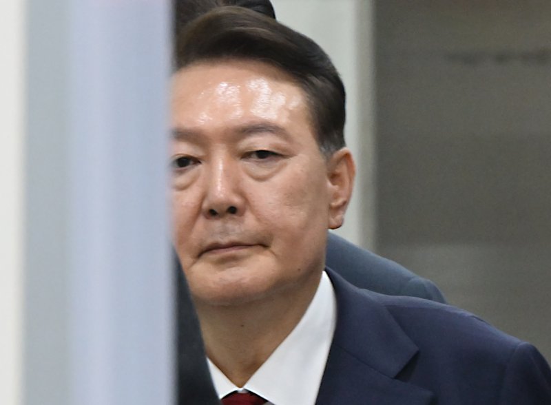 윤석열 전 대통령이 지난 7월9일 서울 서초구 서울중앙지법에서 열린 직권남용 등 혐의 영장실질심사(구속 전 피의자 심문)를 마친 뒤 대기 장소인 서울구치소로 이동하기 위해 법원을 나서고 있다. 2025.07.09/사진=뉴시스