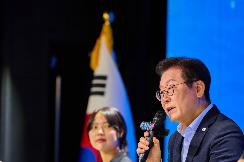 (서울=뉴스1) 허경 기자 = 이재명 대통령이 19일 서울 마포구 구름아래 소극장에서 열린 2030 청년 소통·공감 토크콘서트에서 발언하고 있다. (대통령실 제공. 재판매 및 <span id='_stock_code_012030' data-stockcode='012030'>DB</span> 금지) 2025.9.19/뉴스1 /사진=뉴스1화상
