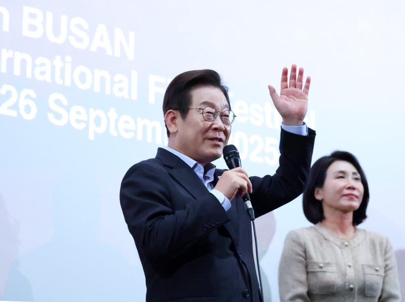 영화 관람객에게 인사하는 이재명 대통령 (부산=연합뉴스) 김도훈 기자 = 이재명 대통령이 20일 부산 해운대구 영화의전당에서 부산국제영화제 공식상영작 '극장의 시간들' 상영 뒤 진행된 관객과의 대화에서 관람객에게 인사하고 있다. 2025.9.20 superdoo82@yna.co.kr (끝)