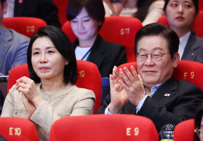 이재명 대통령과 김혜경 여사가 20일 부산 해운대구 영화의전당에서 부산국제영화제 공식상영작 '극장의 시간들'을 관람한 뒤 감독과 배우들의 소감을 들으며 박수를 치고 있다. (대통령실통신사진기자단)