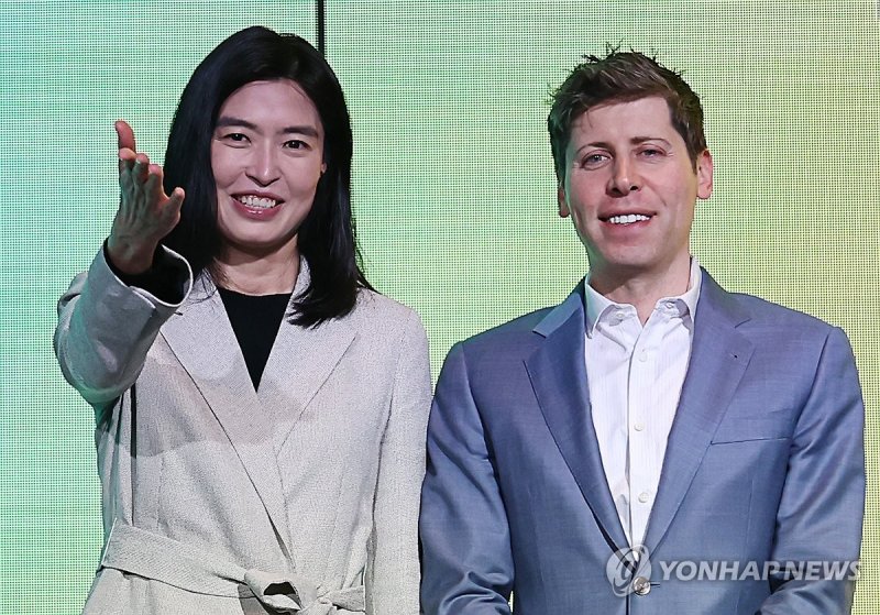 정신아 <span id='_stock_code_035720' data-stockcode='035720'>카카오</span> 대표(왼쪽)와 샘 올트먼 오픈AI 최고경영자가 지난 2월 4일 서울 중구 플라자호텔에서 열린 카카오 기자간담회에서 만나 양사 협업 방안을 밝힌 후 기념촬영 하고 있다. 사진&#x3D;연합뉴스