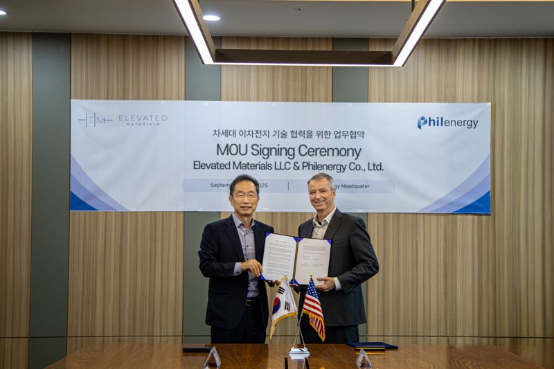 김광일 <span id='_stock_code_378340' data-stockcode='378340'>필에너지</span> 대표(왼쪽)가 지난 19일 필에너지 본사에서 짐 쿠싱 엘레베이티드 머티리얼즈 대표와 협약을 체결한 뒤 기념 촬영을 하고 있다. 필에너지 제공