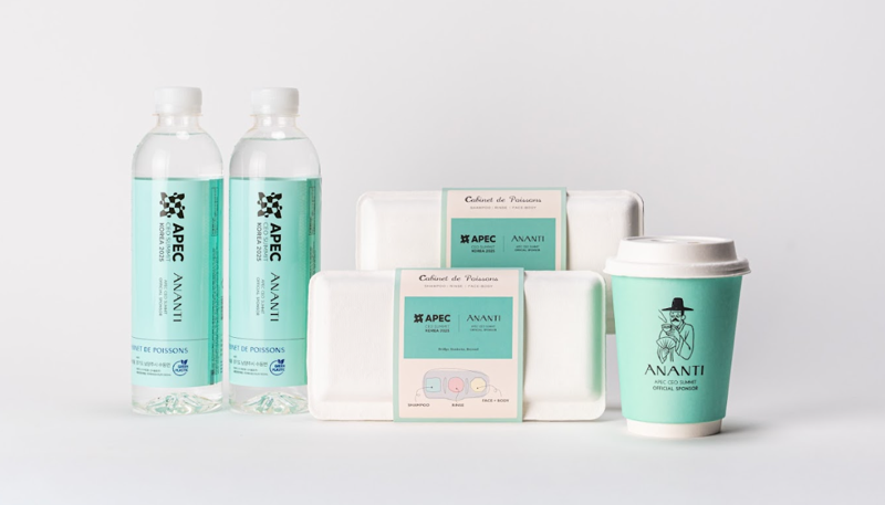아난티가 '2025년 APEC CEO Summit'에 공급하는 친환경 생수와 커피, 객실 어매니티. 아난티 제공 