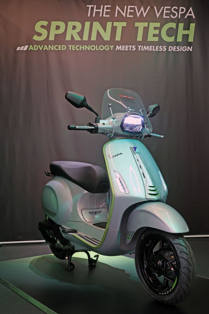 이탈리아 모터사이클 브랜드 베스파가 지난 12일 서울 강남구 모토플렉스 서울점에서 2026년형 신모델을 공개했다. ‘스프린트 테크’는 5인치 TFT 디스플레이와 스마트폰 연결 기능 제공, 키리스 시스템을 탑재하고 스몰 바디 제품군 중 유일하게 듀얼 ABS를 장착한 베스파의 최신 기술을 집약한 모델이다. 사진&#x3D;서동일 기자