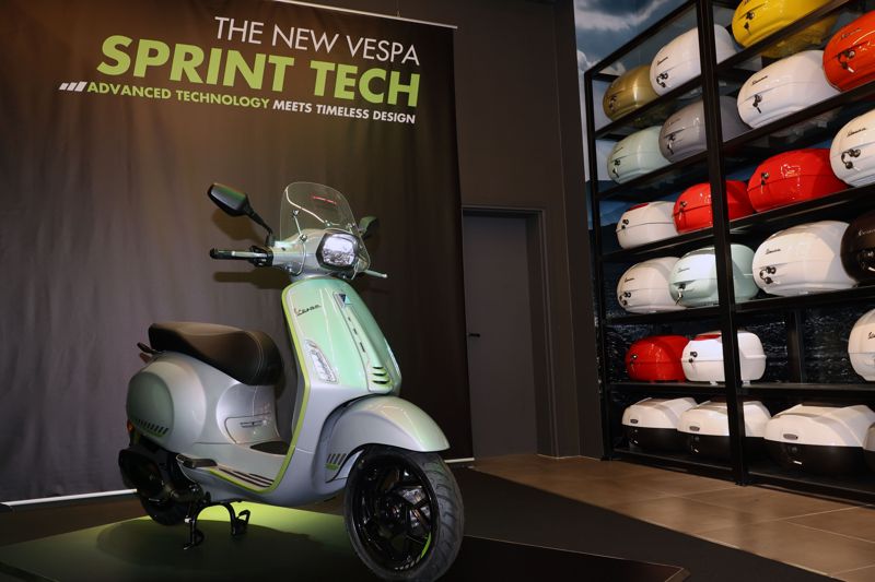 이탈리아 모터사이클 브랜드 베스파가 지난 12일 서울 강남구 모토플렉스 서울점에서 2026년형 신모델을 공개했다. ‘스프린트 테크’는 5인치 TFT 디스플레이와 스마트폰 연결 기능 제공, 키리스 시스템을 탑재하고 스몰 바디 제품군 중 유일하게 듀얼 ABS를 장착한 베스파의 최신 기술을 집약한 모델이다. 사진&#x3D;서동일 기자