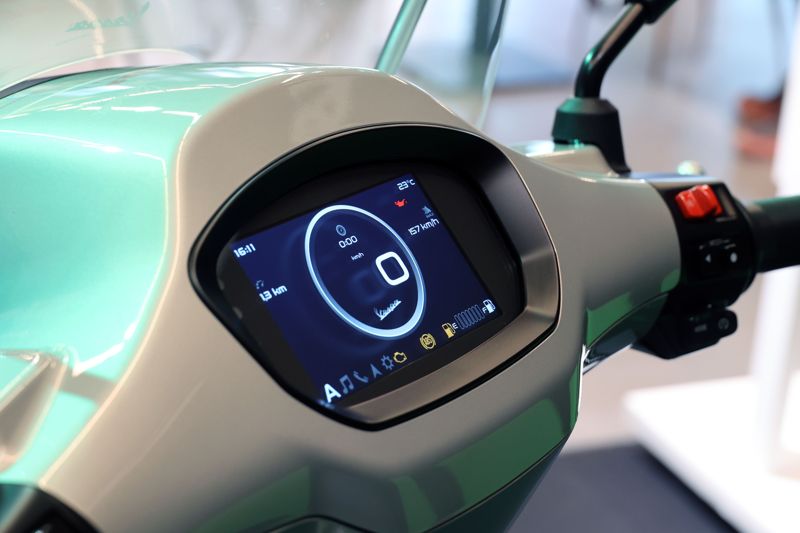 이탈리아 모터사이클 브랜드 베스파가 지난 12일 서울 강남구 모토플렉스 서울점에서 2026년형 신모델을 공개했다. ‘스프린트 테크’는 5인치 TFT 디스플레이와 스마트폰 연결 기능 제공, 키리스 시스템을 탑재하고 스몰 바디 제품군 중 유일하게 듀얼 ABS를 장착한 베스파의 최신 기술을 집약한 모델이다. 사진&#x3D;서동일 기자