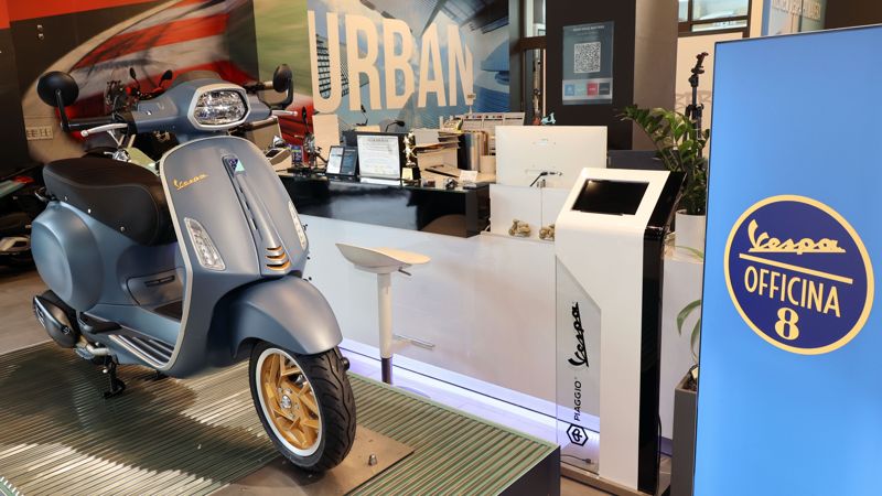 이탈리아 모터사이클 브랜드 베스파가 지난 12일 서울 강남구 모토플렉스 서울점에서 2026년형 신모델을 공개했다. ‘스프린트 오피치나8’은 베스파의 실험 부서에서 영감을 받은 모델로, 브랜드의 기술적 유산과 장인 정신을 현대적으로 재해석한 모델이며 스페셜 에디션 한정판으로 출시되었다. 사진&#x3D;서동일 기자