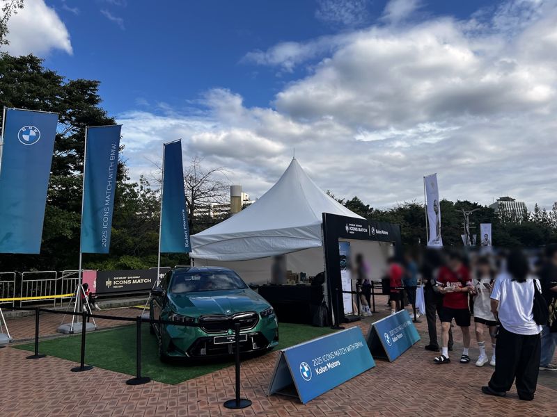 <span id='_stock_code_002020' data-stockcode='002020'>코오롱</span> 모터스가 지난 13~14일 서울 상암동 서울월드컵경기장에서 열린 '2025 아이콘 매치'의 공식 후원사로 참가한 가운데, 현장 이벤트를 진행하는 모습. 사진=코오롱 모터스 제공