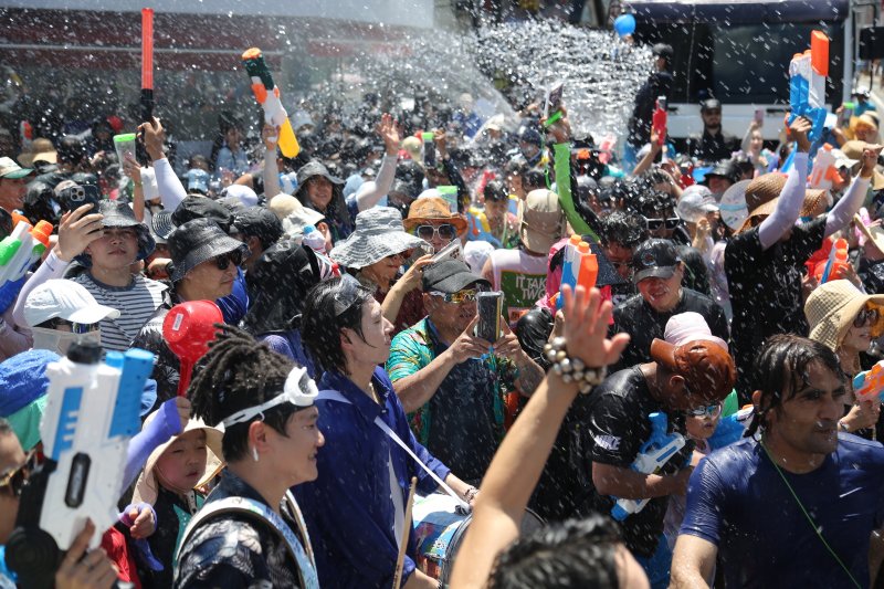전남 장흥 탐진강변에서 열린 '정남진장흥물축제'. 뉴스1