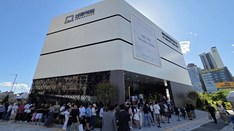 지난 19일 인천 '검단 센트레빌 에듀시티' 견본주택 앞에 방문객들이 줄을 서있다. <span id='_stock_code_005960' data-stockcode='005960'>동부건설</span> 제공