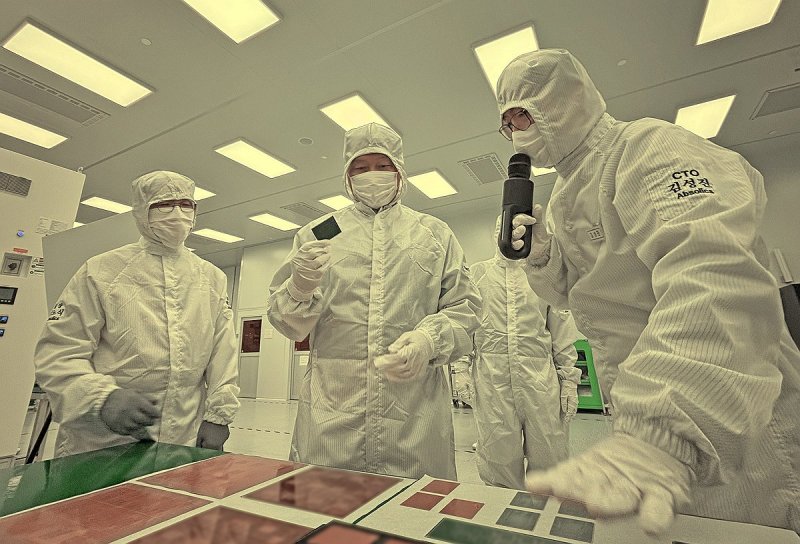 최태원 SK그룹 회장(가운데)이 지난해 미국 조지아주 커빙턴시에 위치한 앱솔릭스를 찾아 세계 최초 글라스 기판 양산 공장을 둘러보며 사업 현황을 점검하고 있다. SK수펙스추구협의회 제공