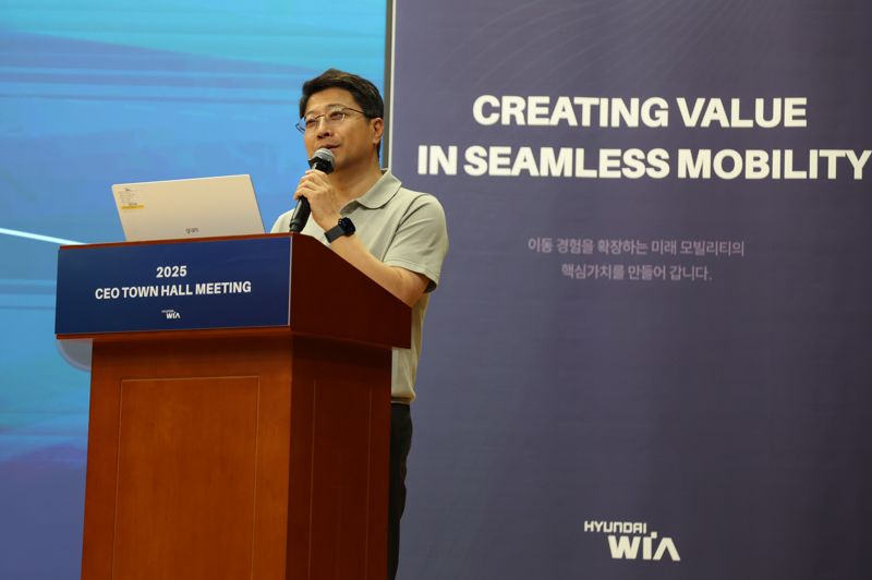 현대위아 권오성 대표이사가 지난 23일 경기도 의왕시 현대위아 의왕연구소에서 열린 ‘CEO 타운홀 미팅’에서 경영 방향에 대해 설명하고 있다. 사진=현대위아 제공
