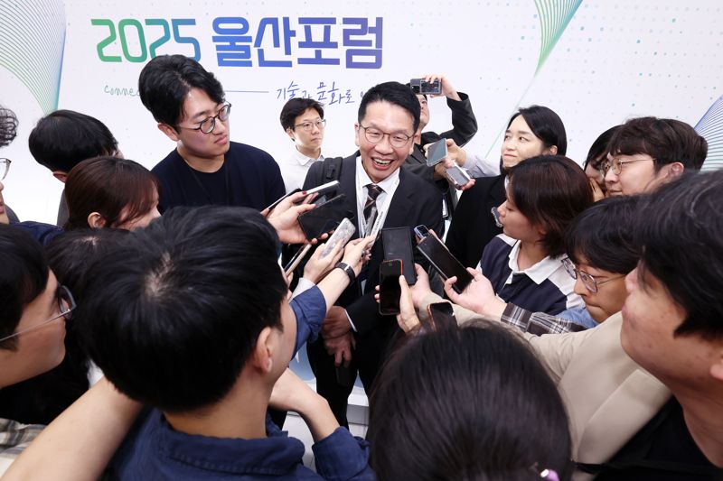 최창원 SK수펙스추구협의회 의장이 지난 24일 울산시 울주군 울산전시컨벤션센터(UECO)에서 열린 &#39;2025 울산 포럼&#39;에서 취재진의 질문에 답변하고 있다. SK그룹 제공